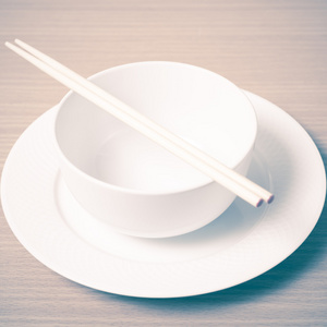 空碗和筷子的复古风格