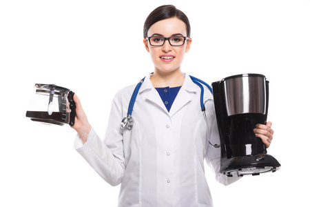 年轻女医生用听诊器抱着咖啡壶