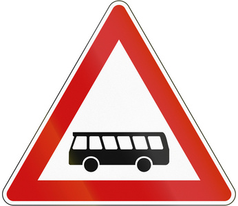 德国告示牌上写关于巴士在行驶