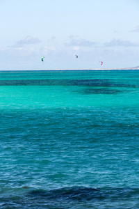 kitesurfers 在大西洋彼岸的科拉莱霍平蔚蓝水面上冲浪。Fuertevetnura，西班牙