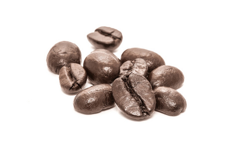 咖啡豆在白色背景上孤立
