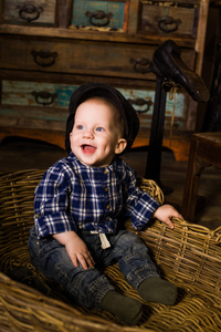 在篮子里的乡村农村普罗旺斯搞笑，笑，微笑，快乐，美丽的蓝色眼睛的小男孩