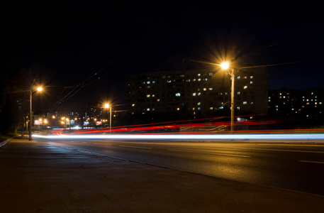 在夜间城市道路交通