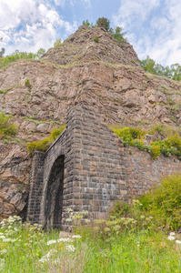 贝加尔湖岩石中的石头隧道。