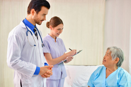 怪老头康复护理的概念, 医生是医治老妇人照片