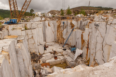 大理石露天铸造矿山在山上.照片