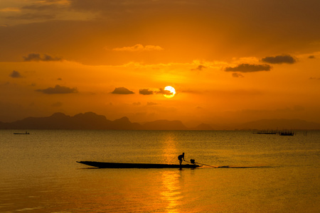 在南部泰国。，联合国聚焦图像的湖上的夕阳的天空