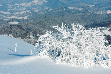 冬天山下雪的风景