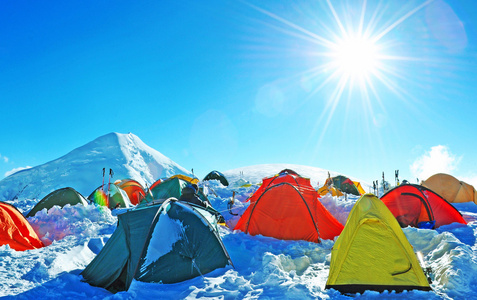 高山区的登山者的帐篷