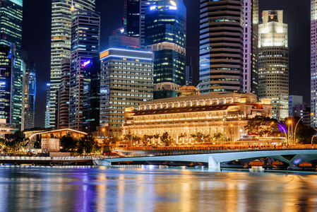 新加坡旧殖民建筑与摩天大楼夜景