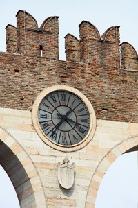 时钟在维罗纳，意大利 Portoni 德拉胸罩