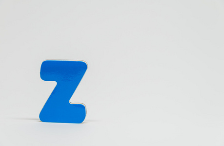蓝色木制字母 Z 与白色背景和选择性焦点
