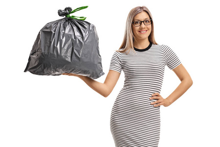 手持垃圾袋的年轻女子在白色背景下被隔离照片