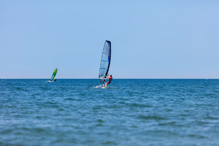 与风帆冲浪者在海浪上风帆冲浪