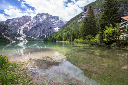 Braies 湖在白云岩, 意大利