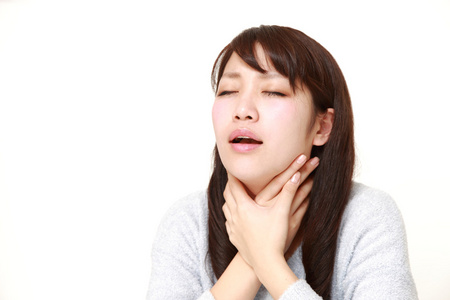 日本年轻女性有喉咙痛