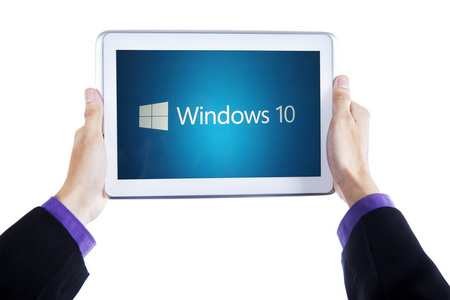 手里拿着平板电脑与 windows 10