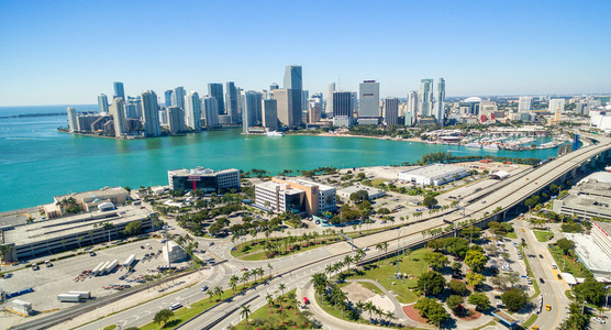 迈阿密城市天际线的鸟瞰图