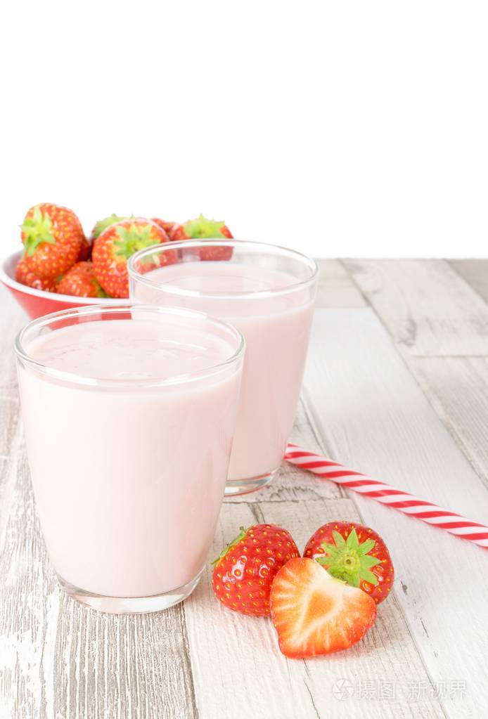 木桌上的草莓酸奶奶昔