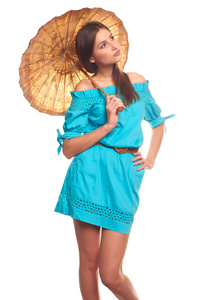 女孩穿着蓝色衣服的伞隔离在白色背景上
