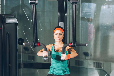 运动的妇女在训练用具锻炼在健身房