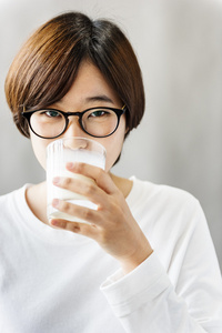 亚洲女孩喝牛奶