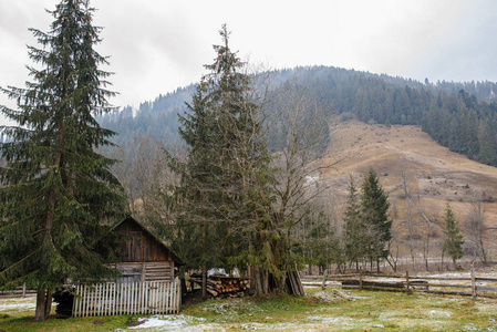 在这座小屋上的景色