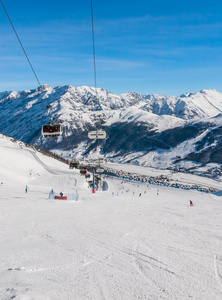 在阿尔卑斯山滑雪胜地的视图。意大利利维尼奥