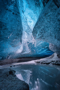 在冰岛瓦特纳冰原的冰洞