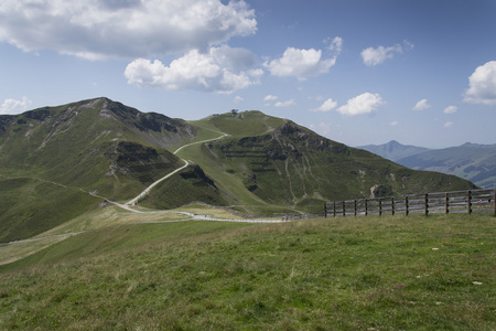 索道与田园夏天山区景观