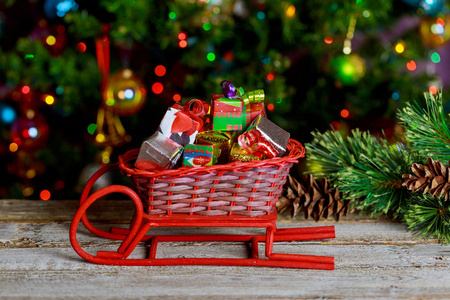 假日背景。礼物, 礼品盒, 圣诞树下的五颜六色
