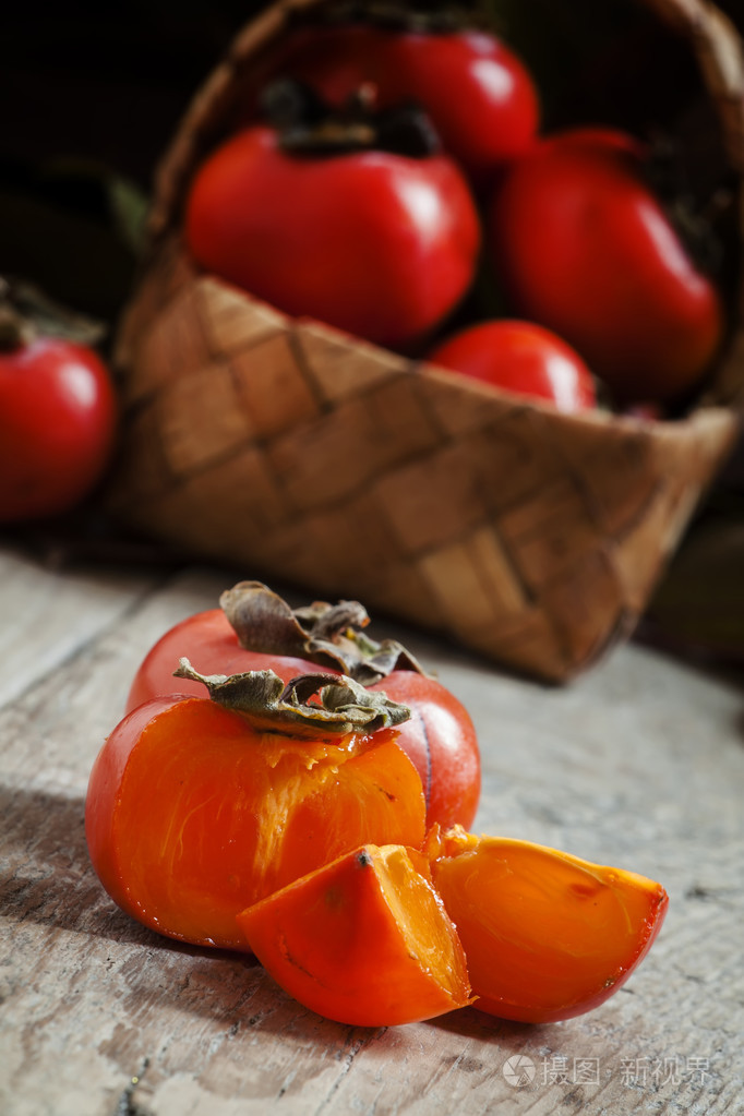 切的段橙色柿子