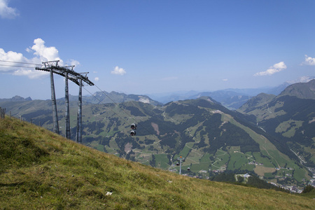 索道与田园夏天山区景观图片