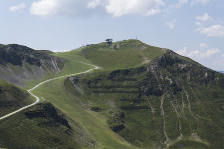 索道与田园夏天山区景观图片