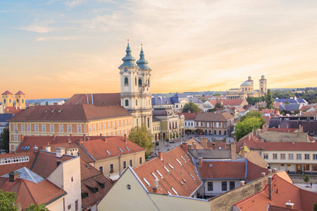 少数民族教堂的美丽的看法和 Eger, 匈牙利的城市全景, 在日落