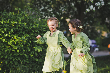 女孩们围着花园跑, 手牵着手8347