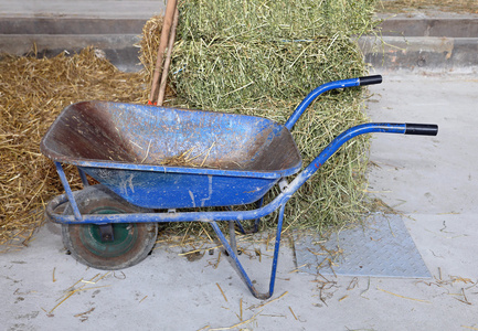 干草手推车图片