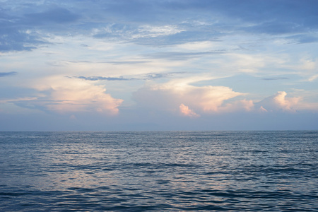 深蓝色的大海，夕阳光与美丽的云