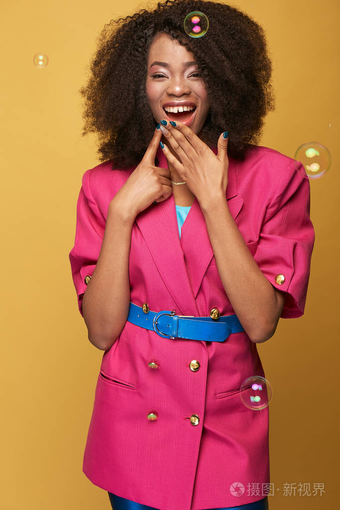 美丽的非洲女孩的美女肖像与黑人发型.