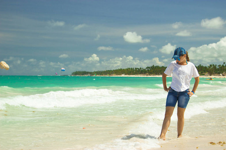 一个女孩在海滩在蓬卡纳, 多米尼加共和国。加勒比海的鲜艳色彩