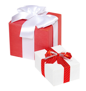 两个礼物盒装饰红丝带和蝴蝶结，反对孤立的白色工作室背景