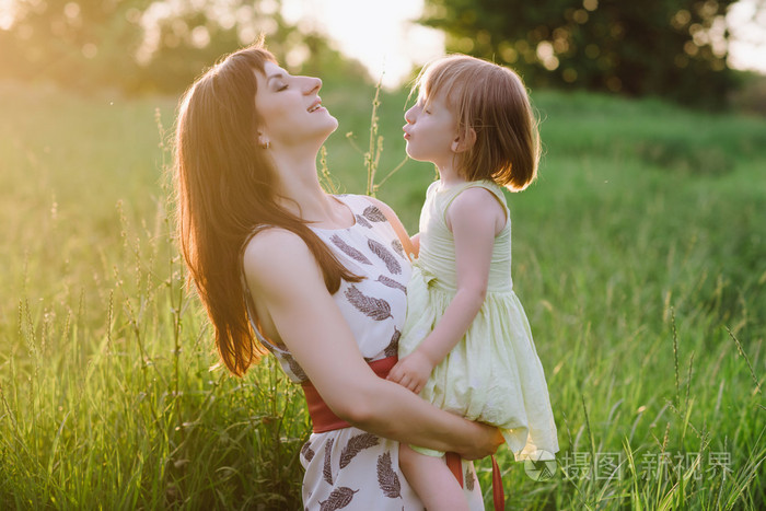 妈妈亲吻和拥抱女儿 sunsetlight 的性质