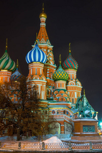 美丽的 St. 罗勒的大教堂在晚上在莫斯科红场
