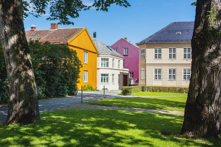 挪威的特隆赫姆街道上五颜六色的建筑。斯堪的纳维亚风格的建筑