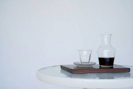 供应咖啡 Hario v60 在一个罐子里闻, 木。背景是模糊的, 全是白色的。带有复制空间的侧面视图
