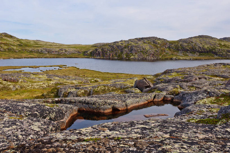 苔原景观。花岗岩岩石。小水坑和一个湖。俄罗斯摩尔曼斯克地区, 科拉半岛