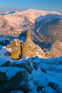 冬季喀尔巴阡山脉岩石和清晨的阳光