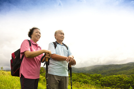 幸福的高级夫妇在山上徒步旅行