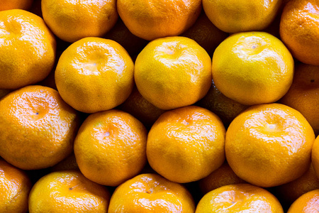 市场上的新鲜 mandarines