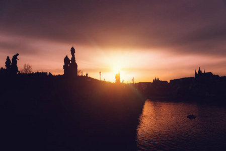 布拉格在晚上。欧洲城市日落。河与反射。巴洛克式和哥特式建筑剪影
